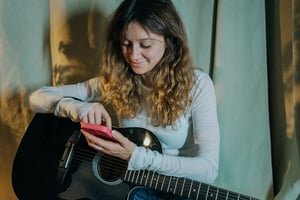 Guitare girl songwriter