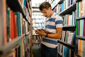 un homme en train de lire à la bibliothèque