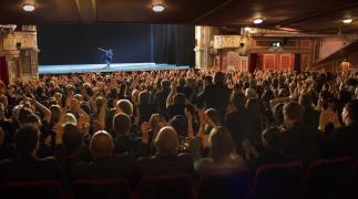 Ballerine sur scène de théâtre et public qui applaudit