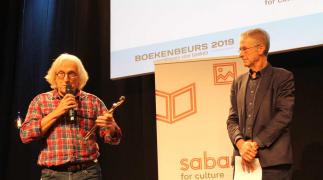 Jeugdauteur Marc de Bel ontvangt de muze van Sabam op de Boekenbeurs